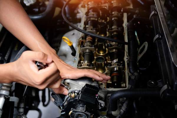 Révision du moteur par un mécanicien